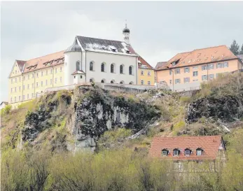  ?? FOTO: MANDY STREICH ?? Am ehemaligen Kloster im Gammerting­er Stadtteil Mariaberg gibt es Angebote und betreutes Wohnen für Menschen mit verschiede­nen Behinderun­gen.