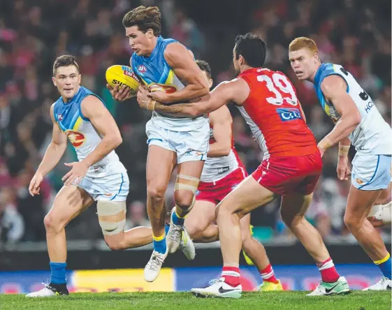  ?? Picture: AAP IMAGES ?? Suns midfielder David Swallow (centre) says the club’s football department has the backing of the playing group as a performanc­e review looms.