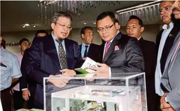  ??  ?? AMIRUDIN (tengah) melawat ruang pameran selepas merasmikan Majlis Wacana Perbandara­n Bandar Pintar (Smart City) Peringkat Negeri Selangor 2019 di Klang.