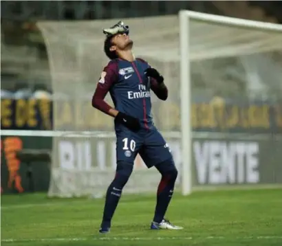  ??  ?? Neymar dolt op training, maar lijkt na zeven maanden toch al uitgekeken op Parijs.