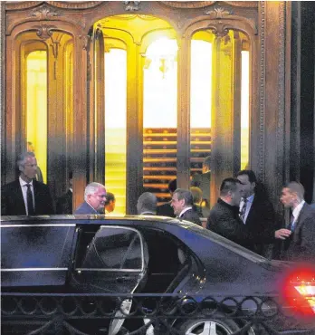  ?? FOTO: AFP ?? Matthias Warnig (Bildmitte von links) begrüßt Wladimir Putin und Altkanzler Gerhard Schröder vor dem Jussupow-Palast in Sankt Petersburg am 28. April 2014: An diesem Abend richtete Warnig für Schröder eine Gala zu dessen 70. Geburtstag aus – zu den Gästen gehörte auch der russische Präsident.