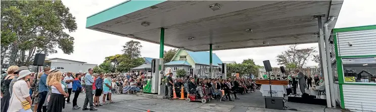  ?? ANDY JACKSON/STUFF ?? Hundreds gathered at the Oakura BP forecourt yesterday to farewell Ashley Heydon.