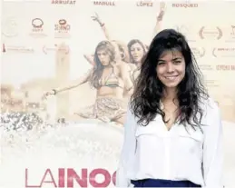  ?? EFE / ZIPI ?? La directora de ‘La inocencia’, Lucía Alemany, con un cartel de la película.