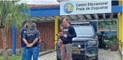  ?? (AFP) ?? Police officers stand at the entrance of one of two schools where a shooting took place, in Aracruz, Brazil, on Friday