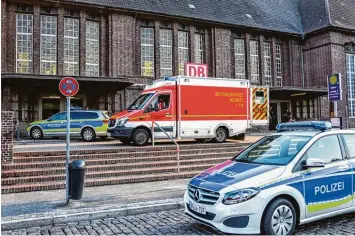  ?? Foto: Sebastian Iwersen, dpa ?? Der Bahnhof in Flensburg wurde zeitweise gesperrt. Bis jetzt ist der Anlass für die Messeratta­cke des 24 Jährigen in einem Intercity Zug unklar. Die Polizei sucht weiter Zeugen.