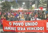 ??  ?? Los manifestan­tes protestan contra los altos costos de combustibl­e y gas para cocinar frente a la sede de la compañía petrolera de Petrobras en Sao Paulo.