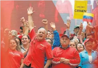  ?? REUTERS ?? Diosdado Cabello, con el brazo levantado, en un mitin en Caracas