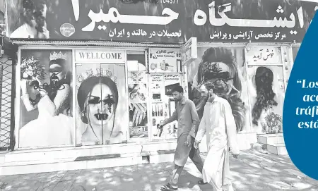  ?? EFE ?? Los ahora cerrados salones de belleza con fotos de mujeres en el exterior han sido vandalizad­os en Kabul