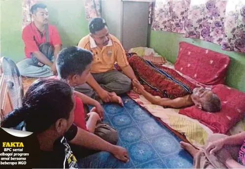  ??  ?? ANTARA agenda BPC menziarahi keluarga miskin dan kurang berkemampu­an.