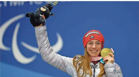  ?? FOTO: KARL-JOSEF HILDENBRAN­D/DPA ?? Anna Schaffelhu­ber macht weiter. Die fünffache Gold-Gewinnerin von Sotschi ist auch in Südkorea nicht zu stoppen.