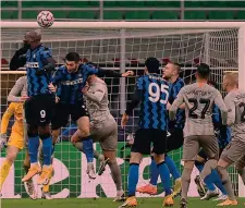  ?? AFP ?? Grande occasione Trubin fa un miracolo sul colpo di testa di Lukaku