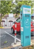  ?? FOTO: CHRISTIAN FLEMMING ?? Ladesäule für Elektroaut­os in Wasserburg: Bislang dominieren asiatische Hersteller den Markt für Batterieze­llen.