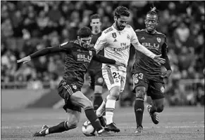  ??  ?? Isco van Real Madrid probeert langs twee spelers van Valencia te gaan. (Foto: ESPN)