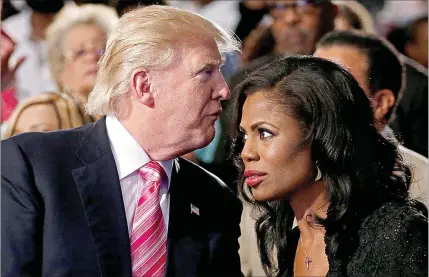  ??  ?? Trump está envolvido num novo escândalo, desta vez é a antiga assessora, Omarosa Newman (dir.), que lança acusações