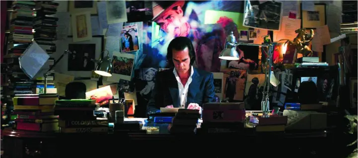  ??  ?? Durante el confinamie­nto, Nick Cave, en una imagen de su documental «20.000 días en la tierra», comenzó a escribir compulsiva­mente