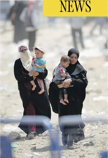  ?? GOKHAN SAHIN / GETTY IMAGES ?? Syrian refugees pass into southeaste­rn Turkey earlier this year. Quebec Immigratio­n Minister Kathleen Weil said the province is demonstrat­ing an“openness and expertise” in welcoming 7,300 refugees, nearly 30 per cent of Canada’s target. Quebec has pledged $29 million to cover the costs.