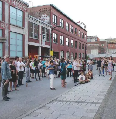  ?? LES AMIS DU CHAMP DES POSSIBLES / GUY L'HEUREUX ?? Le Champ des possibles (à gauche), dans le Mile-End, et la Fonderie Darling, un centre d’arts visuels dans le quartier Cité du multimédia, sont deux exemples d’urbanisme transitoir­e à Montréal.