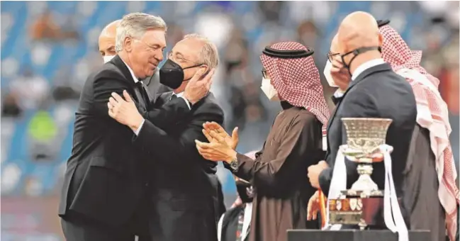  ?? // EFE ?? Ancelotti y Florentino, emotivo abrazo durante la entrega de medallas y la copa en la final en Riad