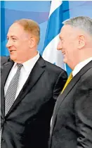  ??  ?? Jim Mattis (d), con Lieberman.