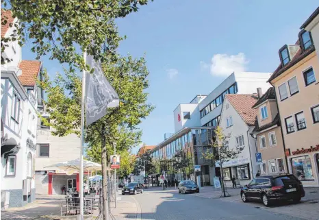  ?? FOTO: KATHARINA BRILL ?? Die Mittelstra­ße 100 Jahre nach dem historisch­en Bild: Glas und Autos dominieren.