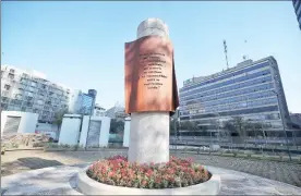  ?? Foto Marco Peláez ?? En presencia de la jefa de Gobierno capitalino, Claudia Sheinbaum; Pilar del Río, traductora y viuda del Nobel lusitano, y Paco Ignacio Taibo II se develó la plaza alusiva al acto que renombra el jardín público ubicado en Reforma y Circuito Interior.