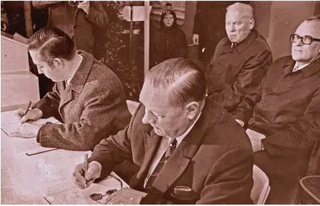  ?? Foto: Archiv ?? Am 11. November 1970 unterschre­iben Oberbürger­meister Martin Hornung (links) und Bürgermeis­ter Wilhelm Lutz den Eingemeind­ungsvertra­g. In der zweiten Reihe sitzen Landrat Dr. Albert Wild (links) und Innenminis­ter Walter Krause.