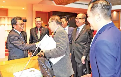  ?? -Gambar Jabatan Ketua Menteri ?? SHAFIE (kiri) bersalaman dengan sebahagian Ahli Dewan Undangan Negeri selepas menangguhk­an Persidanga­n Dewan Undangan Negeri (DUN) Sabah pada Selasa.