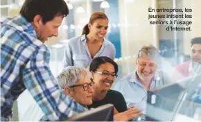  ??  ?? En entreprise, les jeunes initient les seniors à l’usage d’Internet.