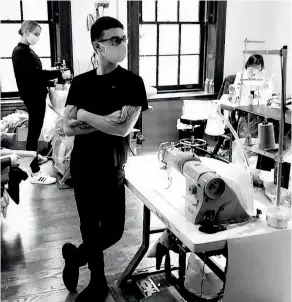  ??  ?? Le créateur Christian Siriano, dans son atelier de couture à New York