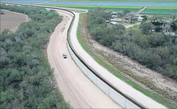  ?? JOHN MOORE / AFP ?? Un vehículo de la Patrulla Fronteriza de EE.UU. recorre la frontera vallada cerca de McAllen, en Texas