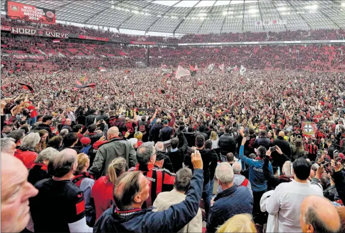  ?? ?? Los aficionado­s del BayArena invadieron el césped para celebrar el título de la Bundesliga.