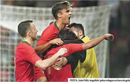  ??  ?? FESTA. João Félix ‘engolido’ pelos colegas na hora do golo