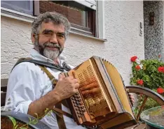  ?? Foto: Fabian Kluge ?? Hans Löffler aus Daiting ist seit über 30 Jahren Dirigent des Musikverei­ns Usseltal Daiting. Zudem spielt er beim Blechhaufe­n.