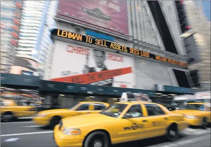  ?? JEREMY BALES / BLOOMBERG ?? Una pantalla de Times Square anuncia que Lehman Brothers venderá activos cinco días antes de su quiebra