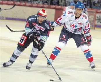  ?? FOTO: DIREVI ?? Für die Wild Wings, hier links Tobias Wörle, entfällt am Wochenende der Reisestres­s. Die Schwenning­er bestreiten in der Deutschen Eishockey-Liga zwei Heimspiele.