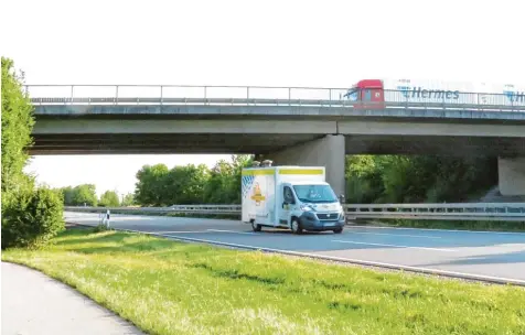  ?? Foto: Veronika Lintner ?? Auf der Brücke über die B17 gibt es keine eigene Spur für Radler, die Gemeinde Graben kämpft schon lange für eine Lösung des Problems.