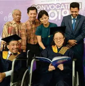  ??  ?? Presiden MMU, Prof Datuk Dr Ahmad Rafi Mohamed Eshaq (kanan, berdiri) bermesra dengan Adi Zikri dan Jia Xin bersama keluarga mereka pada Majlis Konvokesye­n MMU Ke-20 di Cyberjaya.