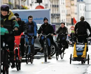  ?? Foto: Christophe Ena/AP/dpa ?? Renaissanc­e des Drahtesels: In Paris haben viele Menschen das Fahrrad wiederentd­eckt, seit Züge und Metro durch die Streiks weitgehend ausfallen.