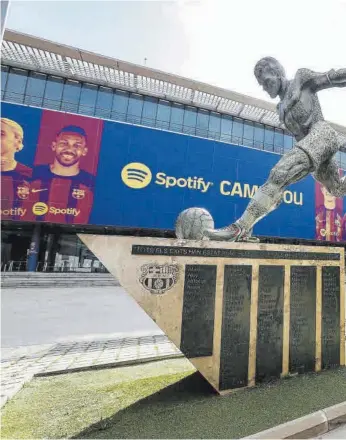  ?? //VALENTÍ ENRICH ?? Aspecto del interior y el exterior del Camp Nou el primer día de la entrada en vigor del acuerdo entre el FC Barcelona y Spotify