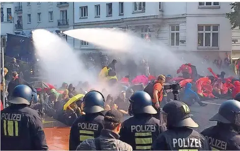  ?? FOTO: HALLER/DPA ?? Wasserwerf­ereinsatz der Polizei gegen Demonstran­ten am 7. Juli 2017 beim G20-Gipfel in Hamburg.