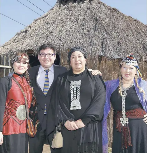  ??  ?? SIGUE EN PÁG 36 ► El ministro Marcos Barraza junto a mujeres mapuche, ayer, en el centro ceremonial de La Cisterna.