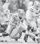  ?? TOM PENNINGTON/GETTY IMAGES ?? Jesse Ertz (16) of the Kansas State Wildcats carries the ball in the first quarter against the TCU Horned Frogs at Amon G. Carter Stadium in Fort Worth, Texas.