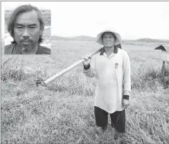  ?? — Bernama photo ?? Main Gandilau being interviewe­d at his paddy field. (Inset) Johneysius Sinson.