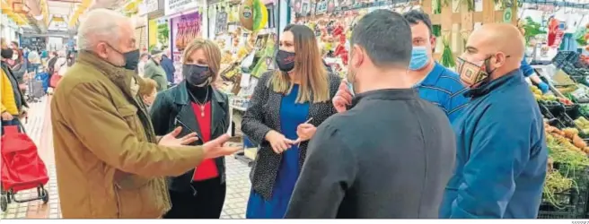  ?? SSSSSEZ ?? La delegada del distrito sur, Marisa Gómez, ayer en su encuentro con placeros del mercado de Tiro de Línea.