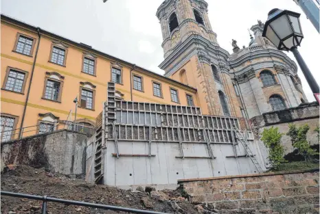  ?? FOTOS: SYBILLE GLATZ ?? Bei den Arbeiten am Basilikavo­rplatz ist ein Mauerstück versetzt worden.