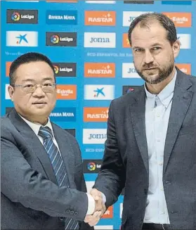  ?? FOTO: MANEL MONTILLA ?? Chen Yansheng y Òscar Perarnau Presidente y director general deportivo