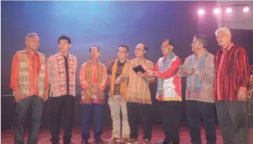  ??  ?? Nyabong (second right) and Jamit (third right) jointly launch the pre-Gawai dinner using their smart phones. Also seen on stage are other distinguis­hed guests.