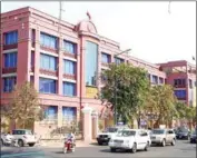  ?? HENG CHIVOAN ?? Traffic passes in front of the National Bank of Cambodia headquarte­rs in Phnom Penh.