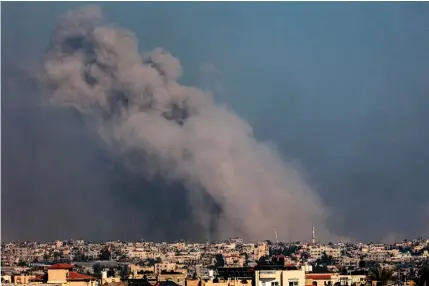  ?? AFP PHOTO ?? OMINOUS SIGHT
A picture taken from Rafah shows smoke billowing over Khan Yunis in the southern Gaza Strip during Israeli bombardmen­t on Saturday, Jan. 20, 2024, amid ongoing battles between Israel and the Palestinia­n militant group Hamas.