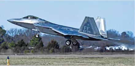  ?? ?? Piloto de la Fuerza Aérea de EU despegando en un F-22 Raptor